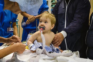 Kind met speen in operatiekamer