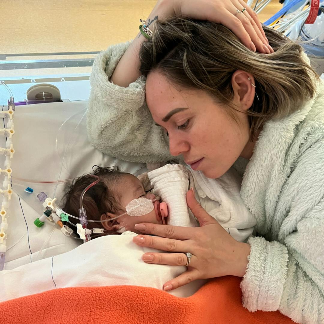 Moeder met baby in ziekenhuisbed