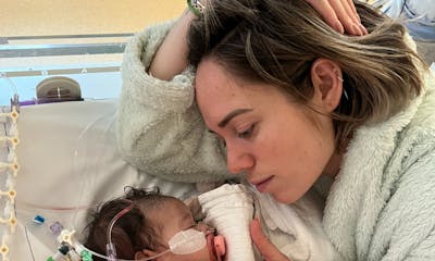 Moeder met baby in ziekenhuisbed