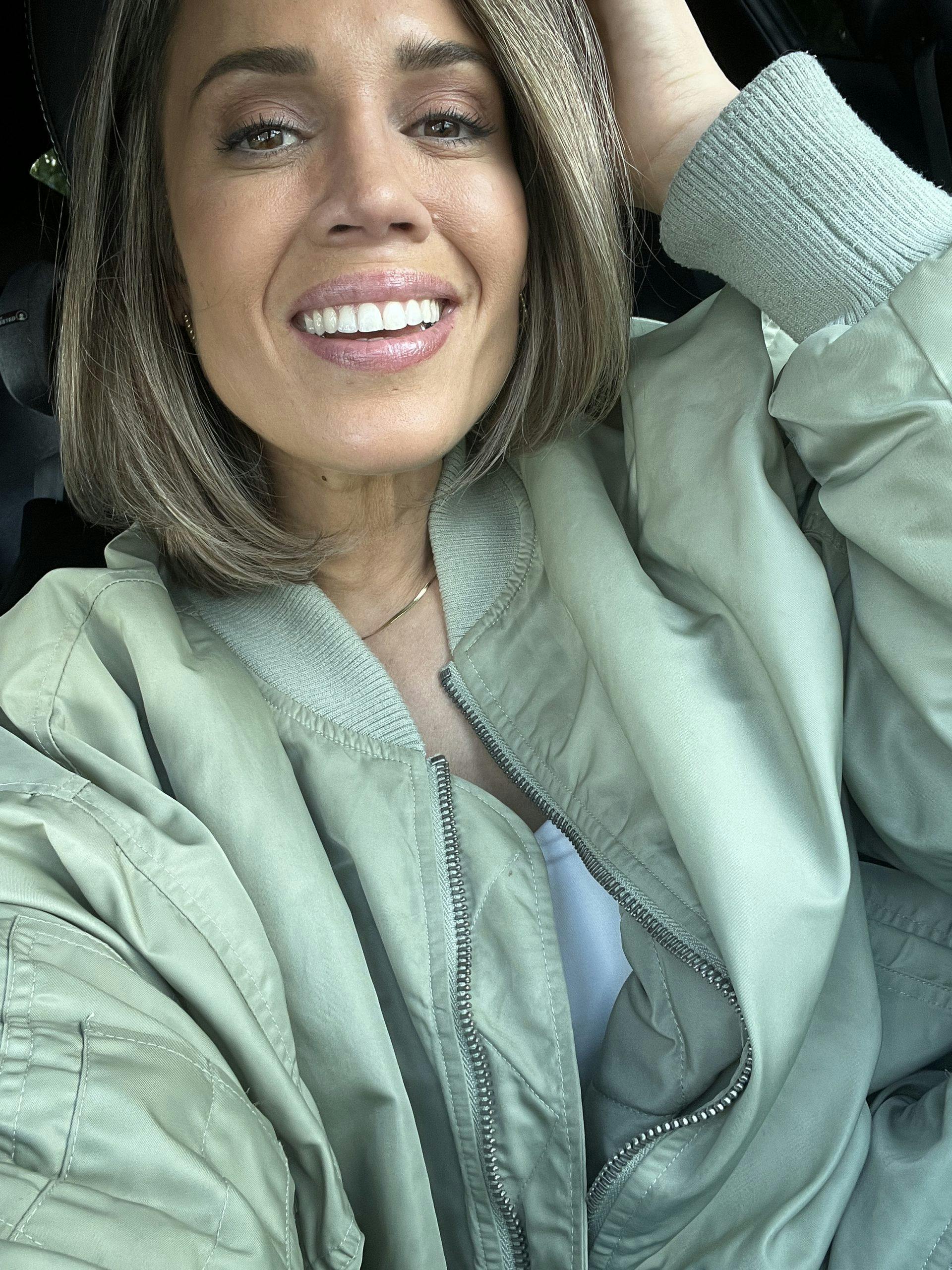 Lachende vrouw met groene jas