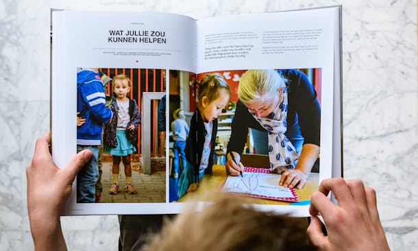 Bovenaanzicht lezen in opgeslagen boek