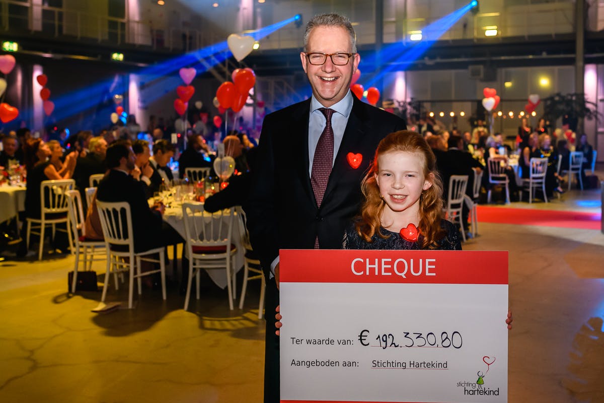 Kind houdt cheque vast bij Hartekind gala 2020