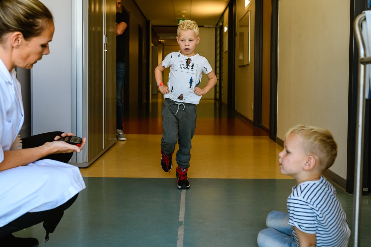 Jongen loopt over lijn in ziekenhuis