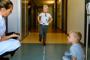 Jongen loopt over lijn in ziekenhuis