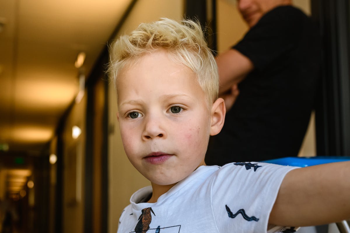Blonde jongen met wit shirt aan