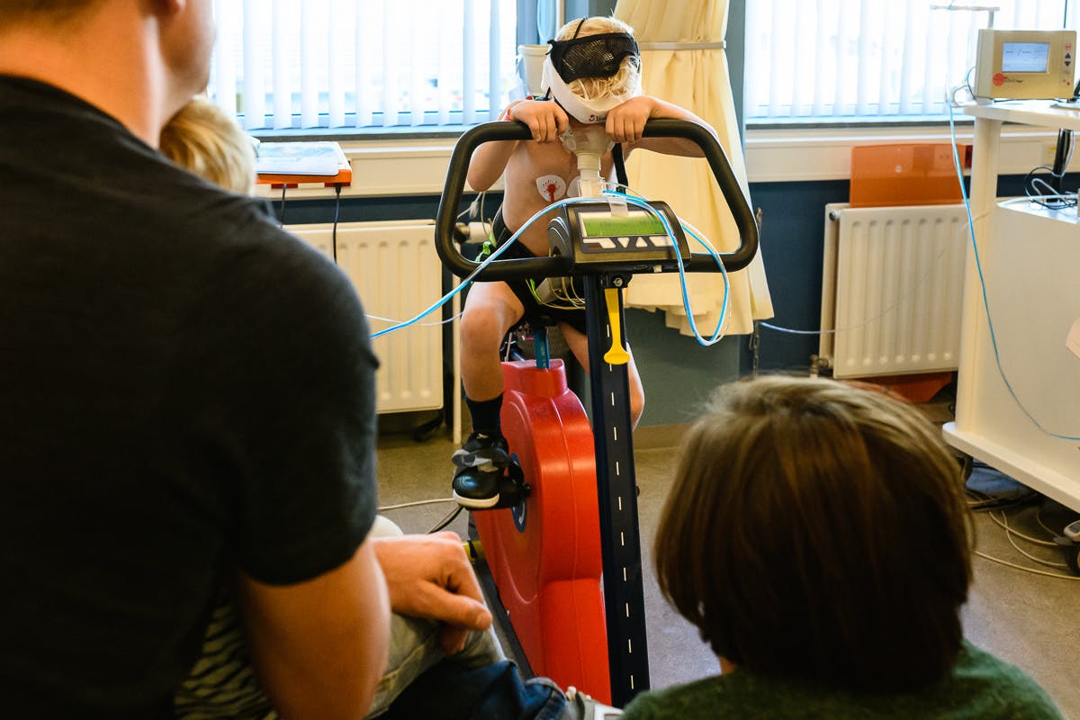 Jongen op crosstrainer met zuurstofmasker op in ziekenhuis