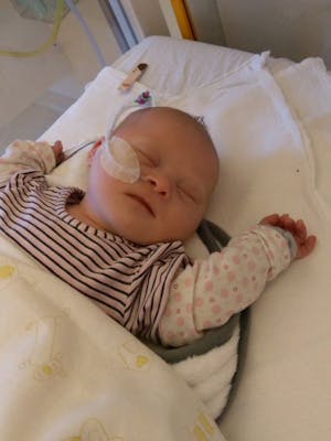 Baby Aimée ligt in ziekenhuis