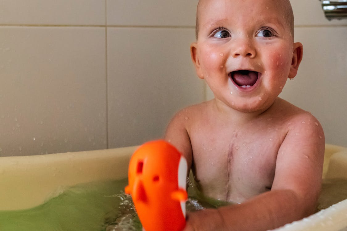 Baby met hartafwijking lachend in bad