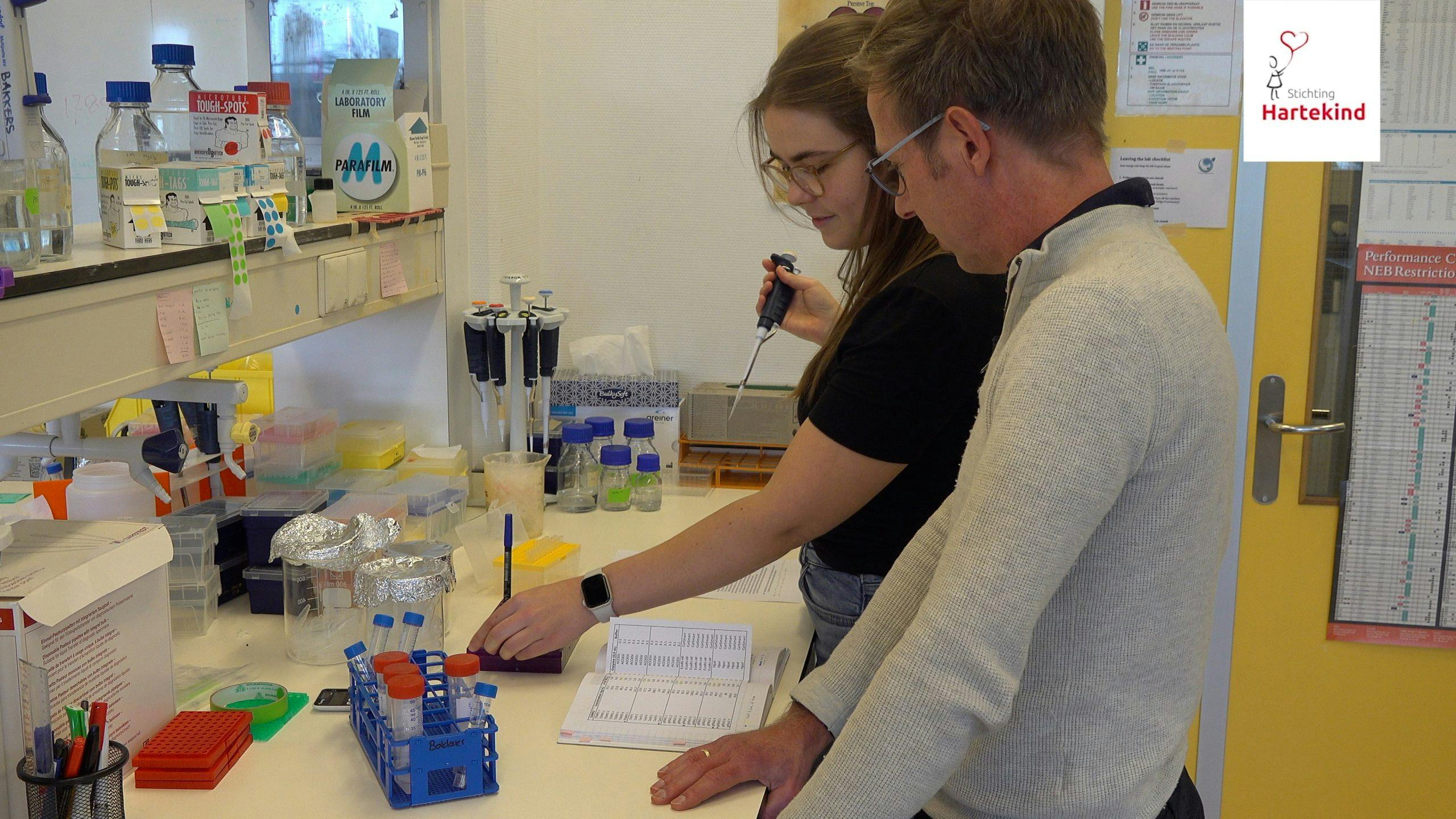 OUTREACH onderzoekers in laboratorium met pipet. Onderzoek naar regeneratie met zebravissen