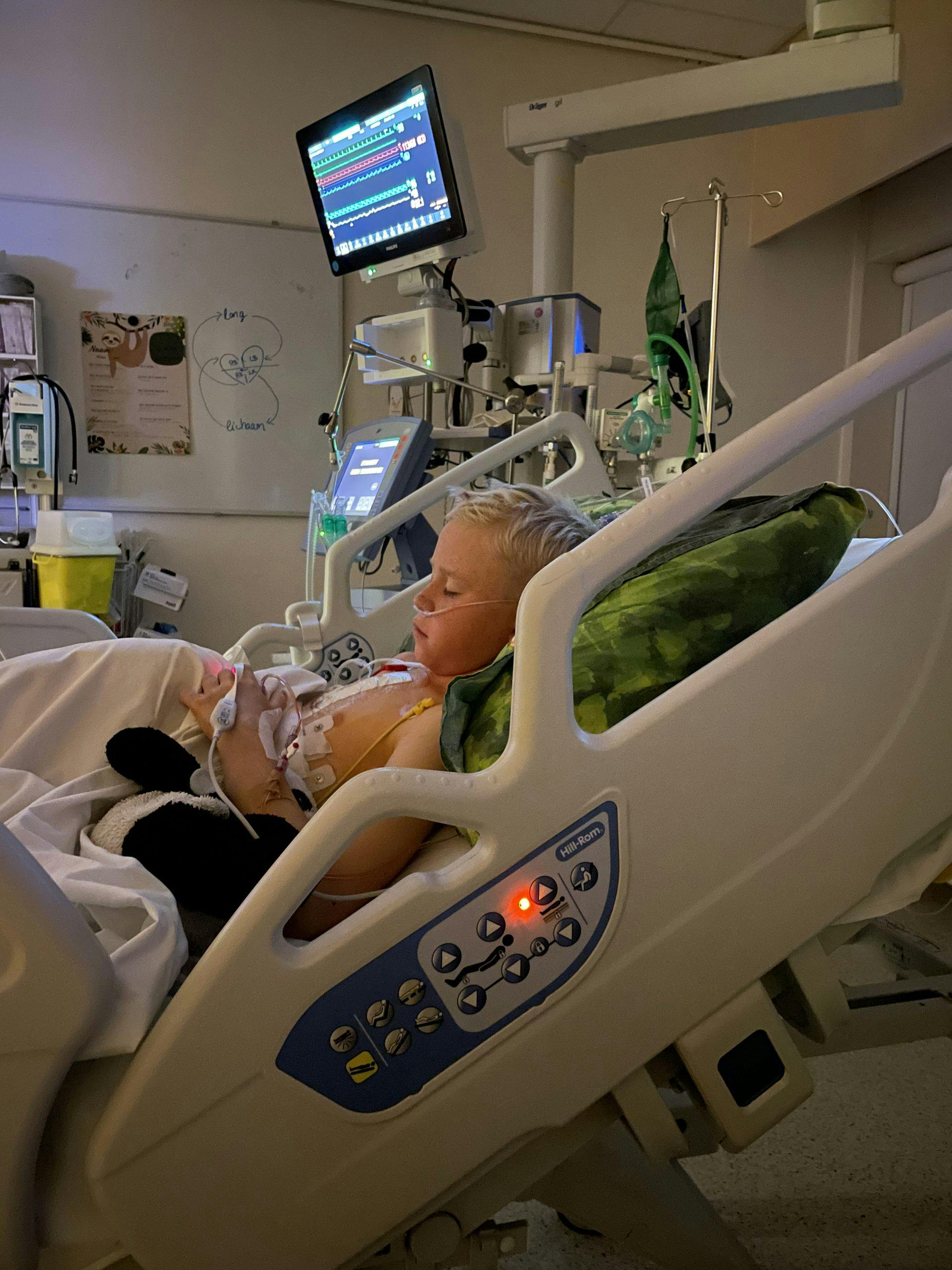 Kind in ziekenhuisbed