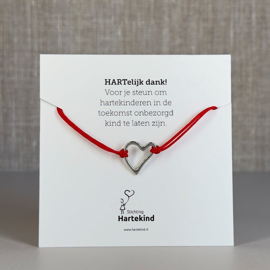 Rood armbandje met zilver hartje op witte kaart met tekst