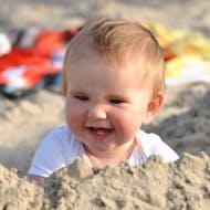Hartekind Noa spelend in het zand