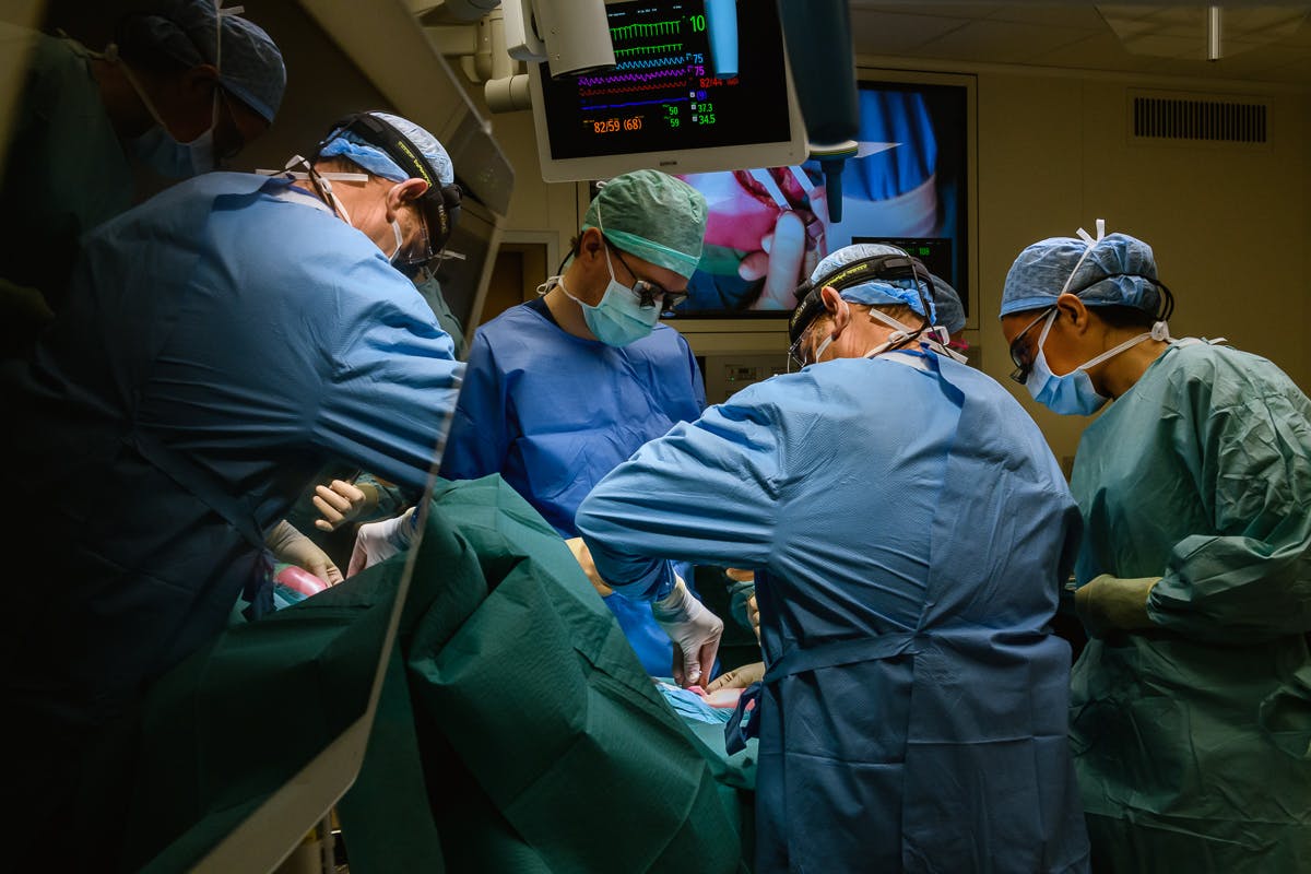 Openhartoperatie bij een kind op de operatietafel door team van cardiothoracaal chirurgen in LUMC CAHAL